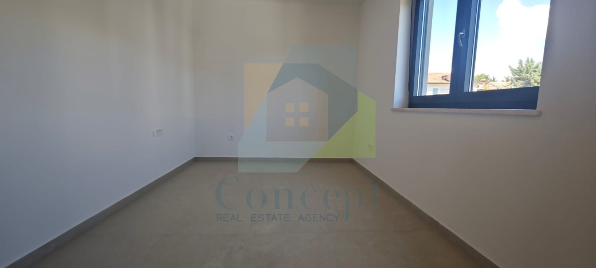 Poreč, okolica, Stan na 1. nadstropju s 3 spalnice in strešno teraso, 1 km od morja