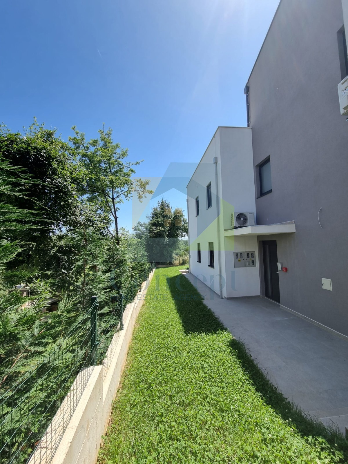 Poreč, okolica, Stan na 1. nadstropju s 3 spalnice in strešno teraso, 1 km od morja