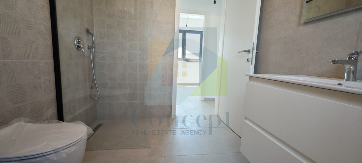 Poreč, okolica, Stan na 1. nadstropju s 3 spalnice in strešno teraso, 1 km od morja