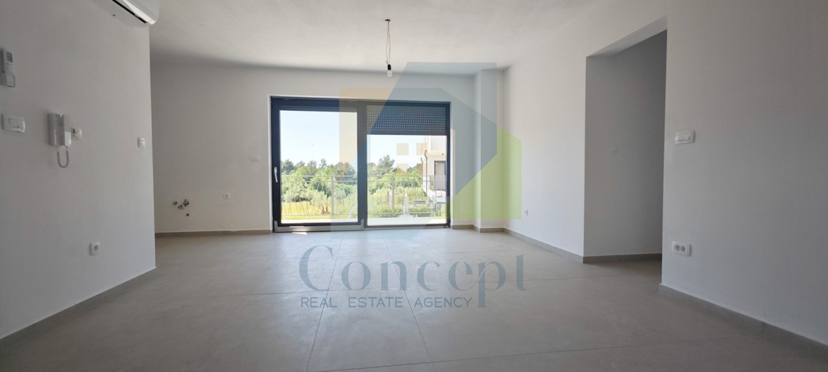 Poreč, okolica, Stan na 1. nadstropju s 3 spalnice in strešno teraso, 1 km od morja