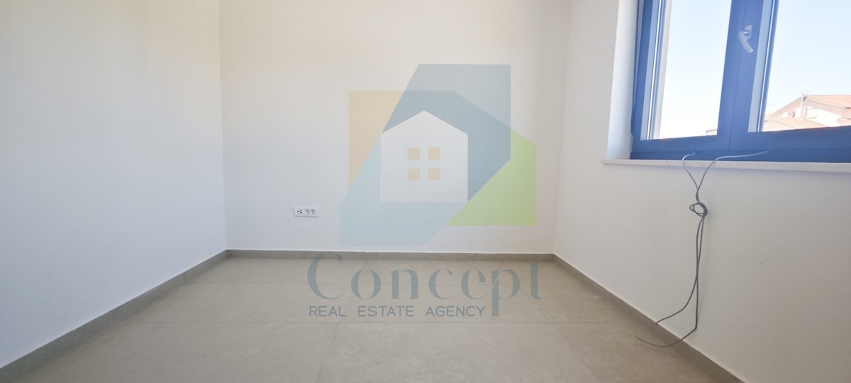 Poreč, okolica, Stan na 1. nadstropju s 3 spalnice in strešno teraso, 1 km od morja