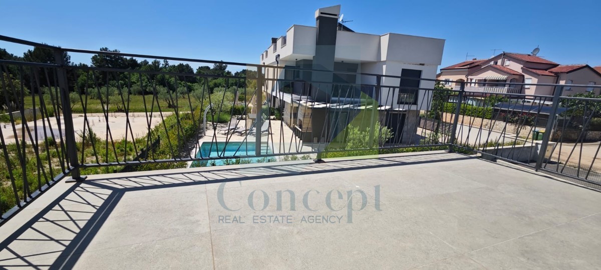 Poreč, okolica, Stan na 1. nadstropju s 3 spalnice in strešno teraso, 1 km od morja