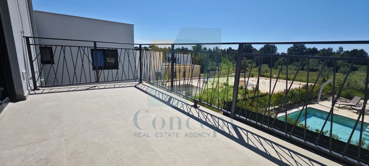 Poreč, okolica, Stan na 1. nadstropju s 3 spalnice in strešno teraso, 1 km od morja