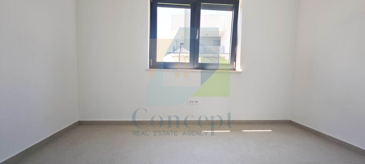 Poreč, okolica, Stan na 1. nadstropju s 3 spalnice in strešno teraso, 1 km od morja