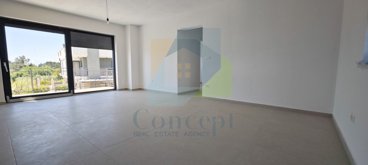 Poreč, okolica, Stan na 1. nadstropju s 3 spalnice in strešno teraso, 1 km od morja