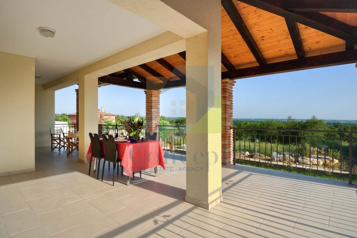 Poreč, okolica, Hiša s bazenom in pogledom na morje, 10 km od morja