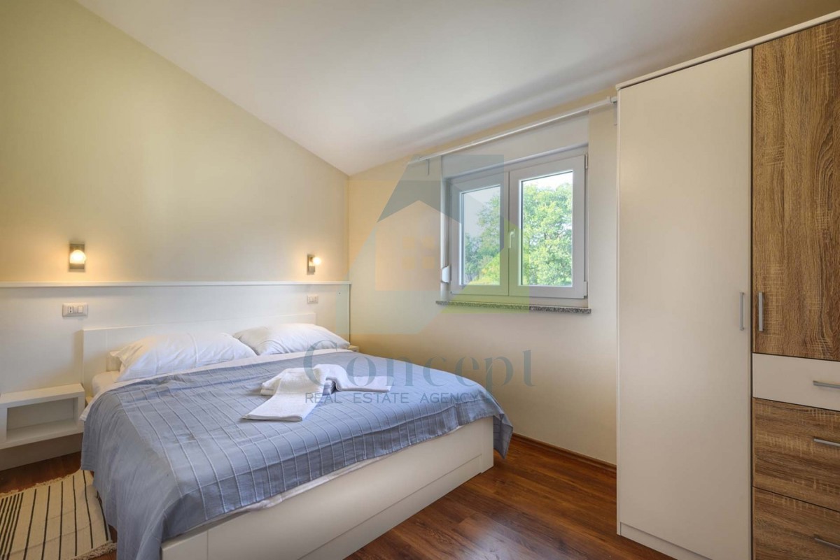 Poreč, okolica, Hiša s bazenom in pogledom na morje, 10 km od morja