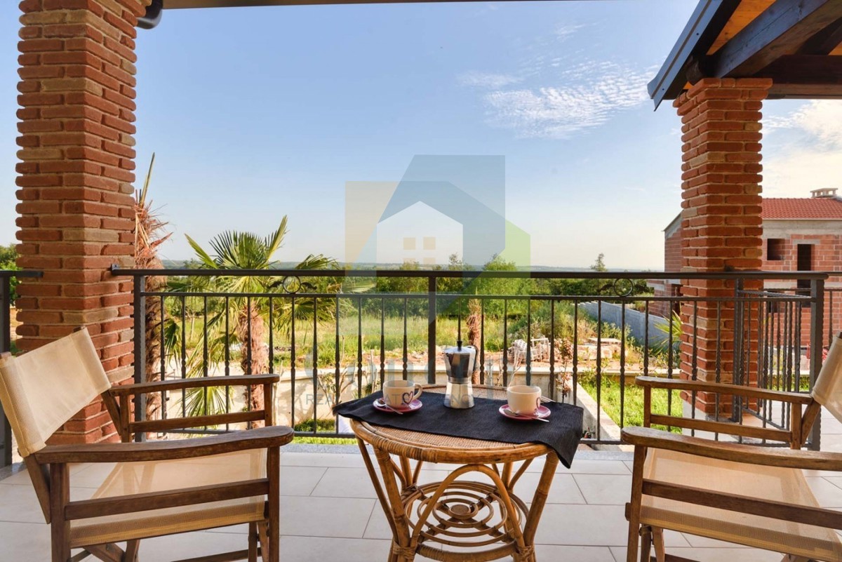 Poreč, okolica, Hiša s bazenom in pogledom na morje, 10 km od morja