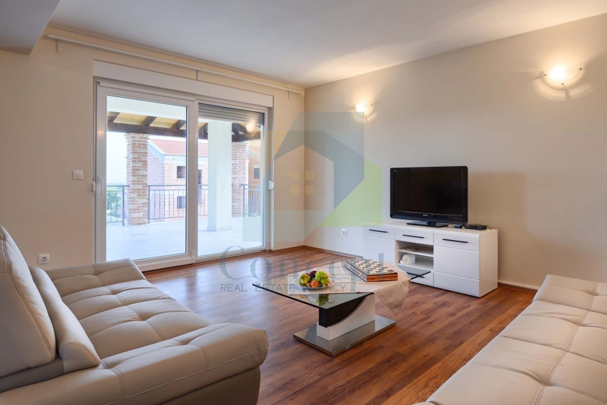 Poreč, okolica, Hiša s bazenom in pogledom na morje, 10 km od morja