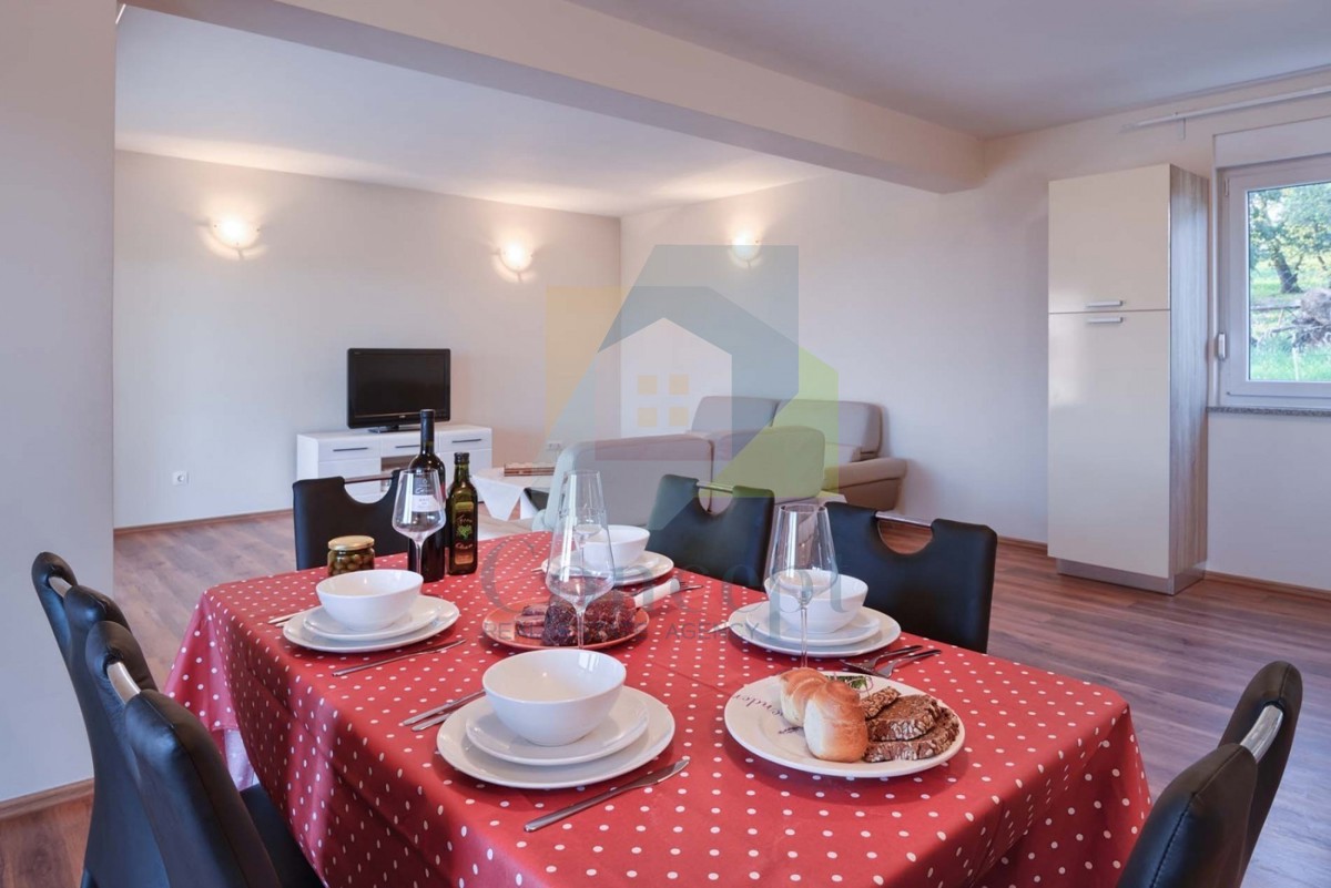 Poreč, okolica, Hiša s bazenom in pogledom na morje, 10 km od morja