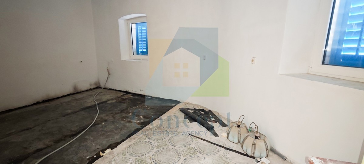 Poreč, center, hiša za prenovo v starem mestnem jedru, 40 m od morja.