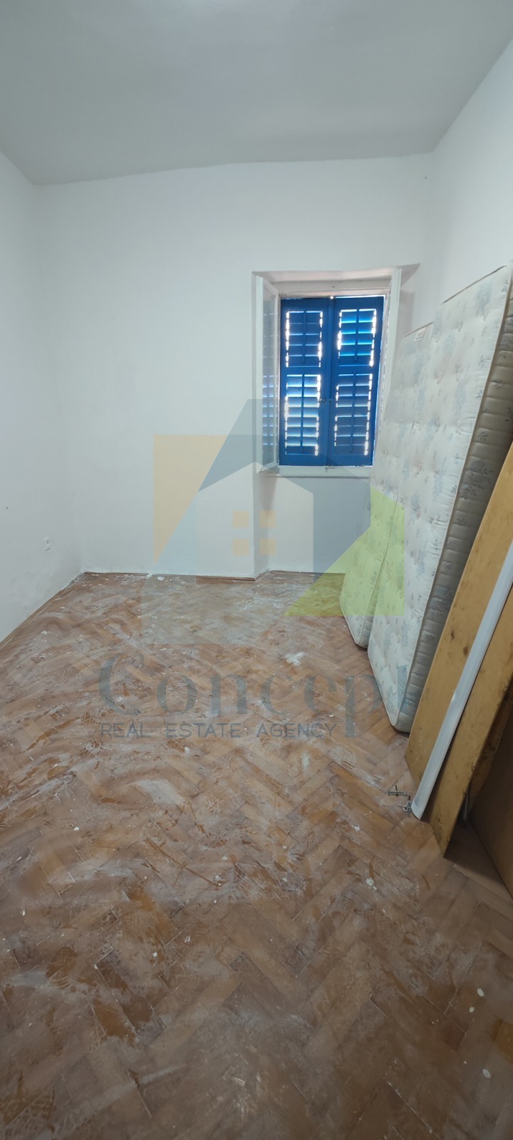 Poreč, center, hiša za prenovo v starem mestnem jedru, 40 m od morja.