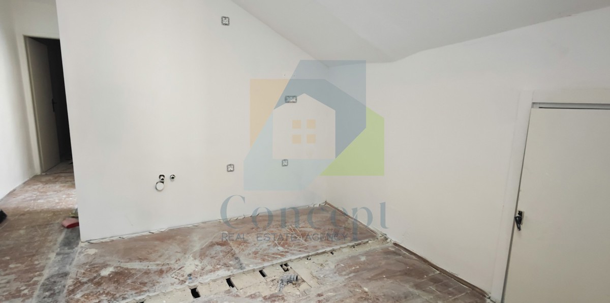 Poreč, center, hiša za prenovo v starem mestnem jedru, 40 m od morja.