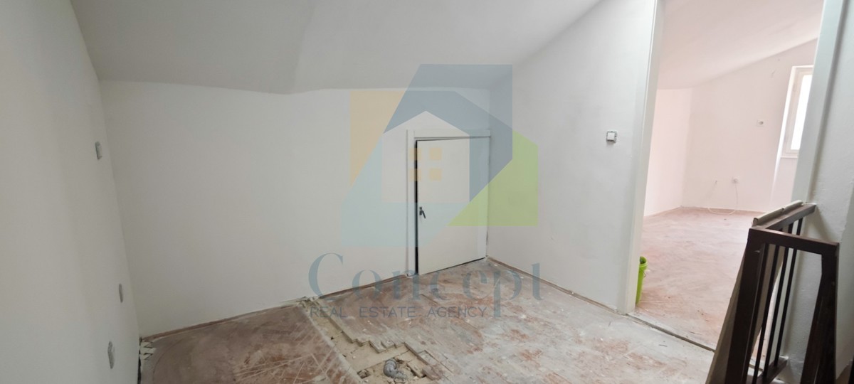 Poreč, center, hiša za prenovo v starem mestnem jedru, 40 m od morja.