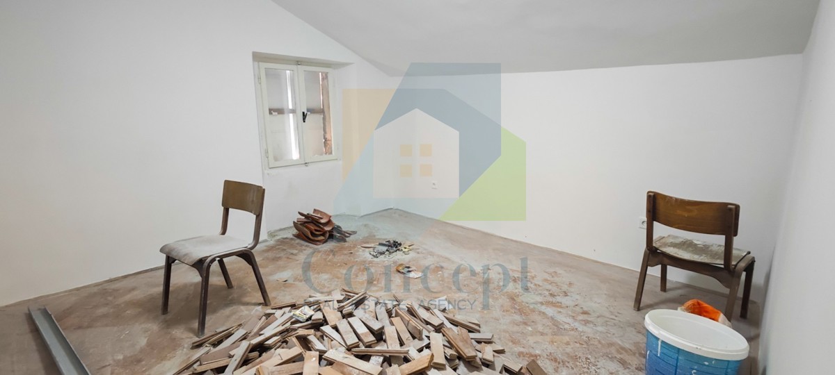 Poreč, center, hiša za prenovo v starem mestnem jedru, 40 m od morja.