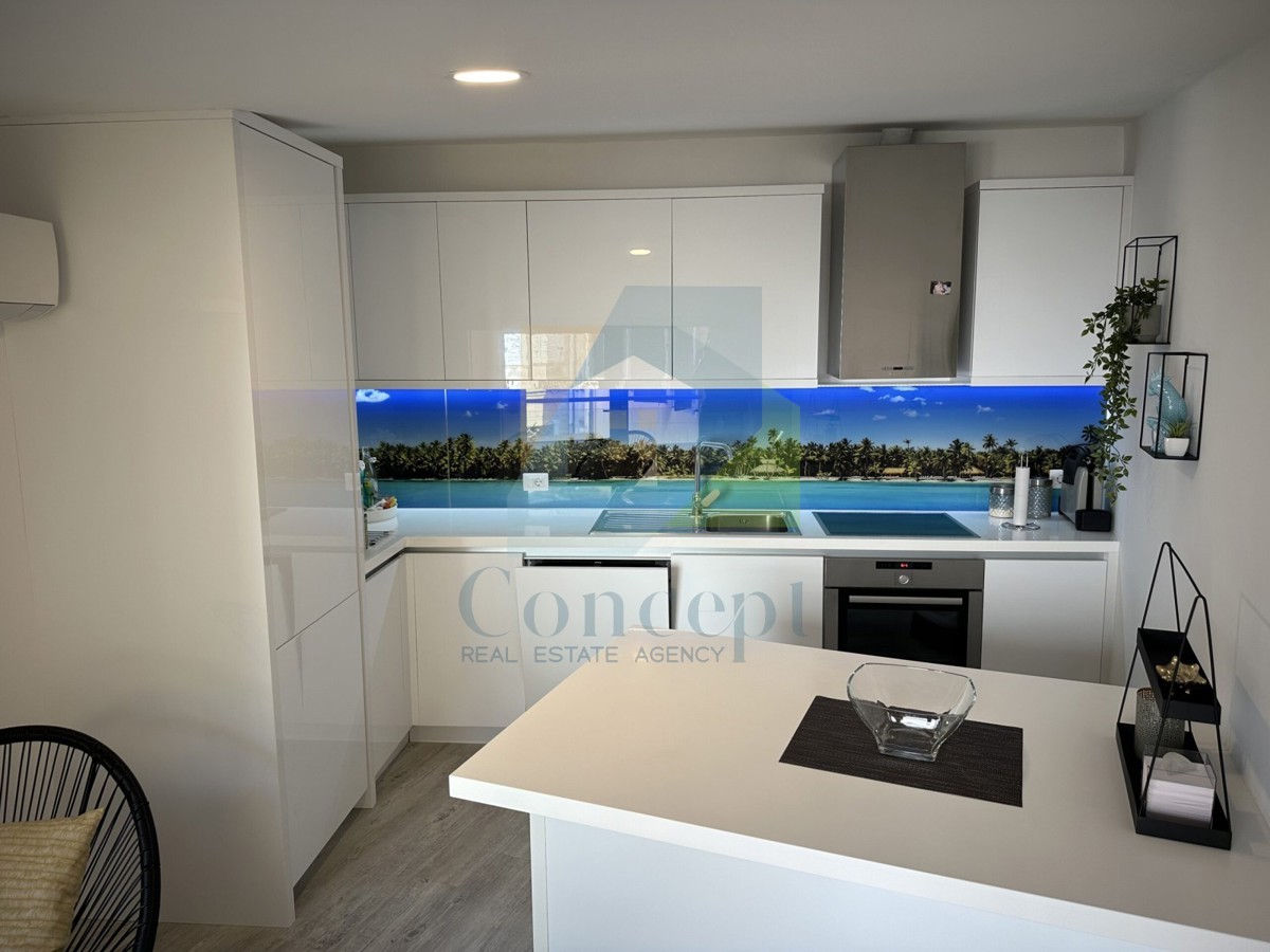 Poreč, center, Luksuzno stanovanje v 1. nadstropju v starem mestnem jedru, 40 m od morja