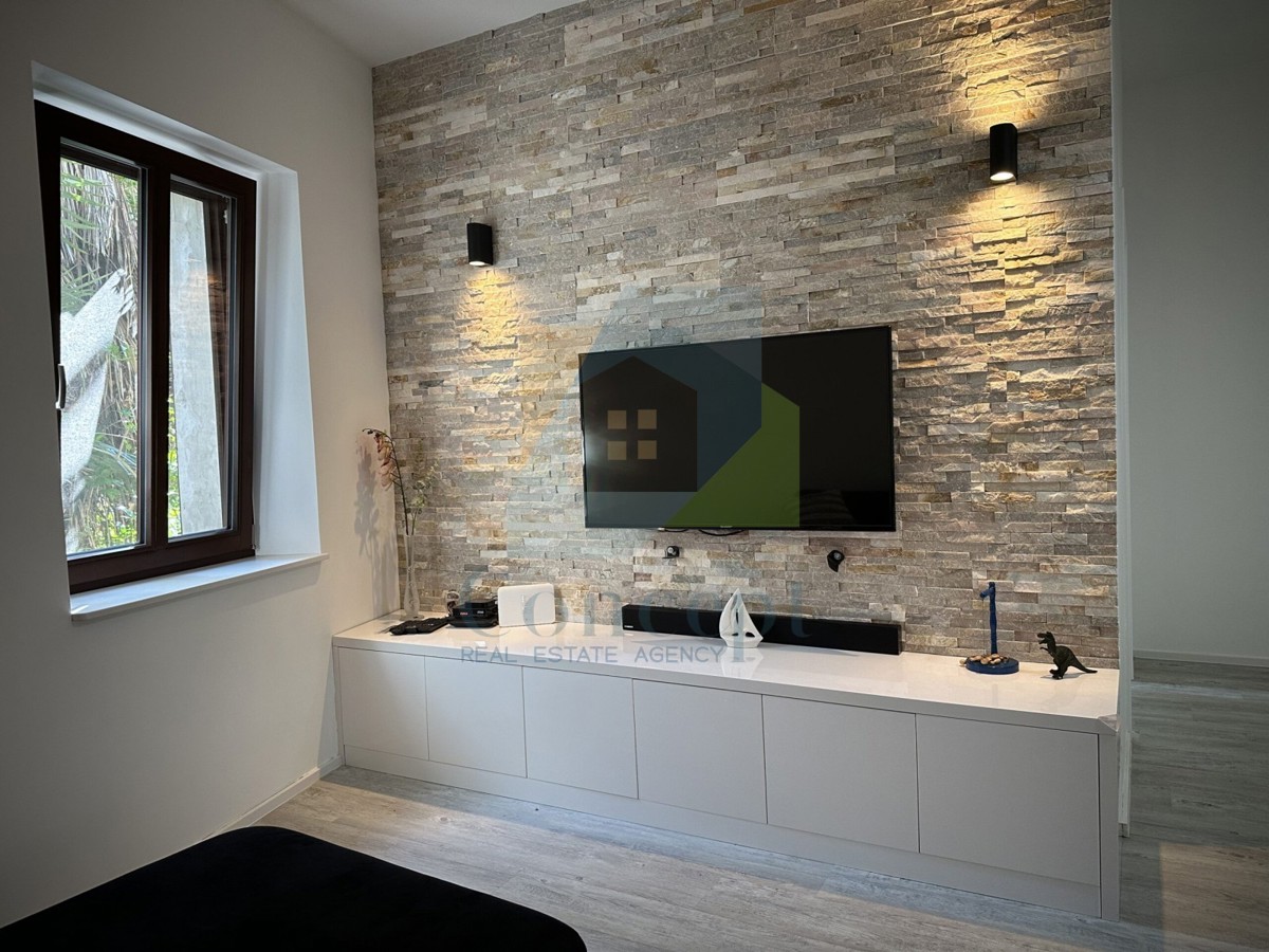 Poreč, center, Luksuzno stanovanje v 1. nadstropju v starem mestnem jedru, 40 m od morja