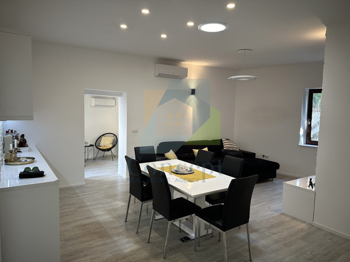 Poreč, center, Luksuzno stanovanje v 1. nadstropju v starem mestnem jedru, 40 m od morja