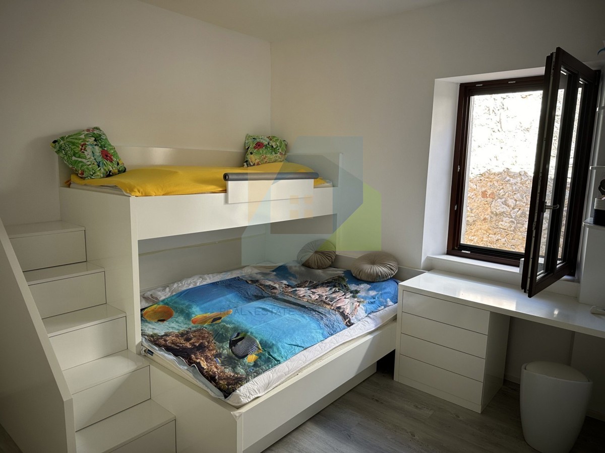 Poreč, center, Luksuzno stanovanje v 1. nadstropju v starem mestnem jedru, 40 m od morja