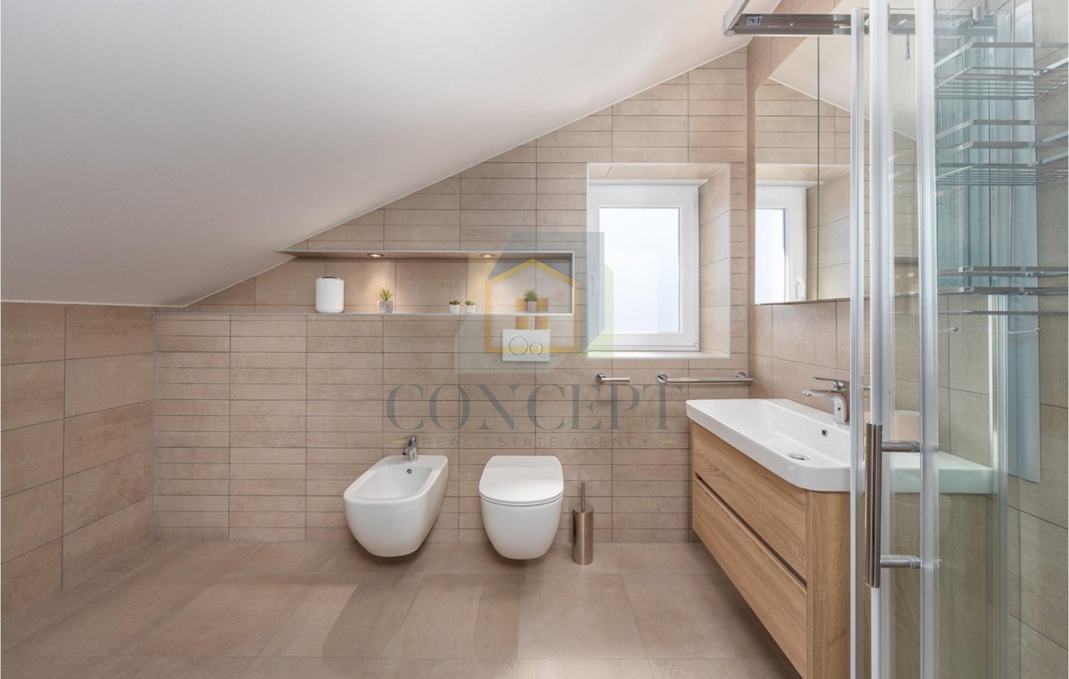 Poreč, okolica, Prekrasna hiša s bazenom na mirni lokaciji, 5 km od morja