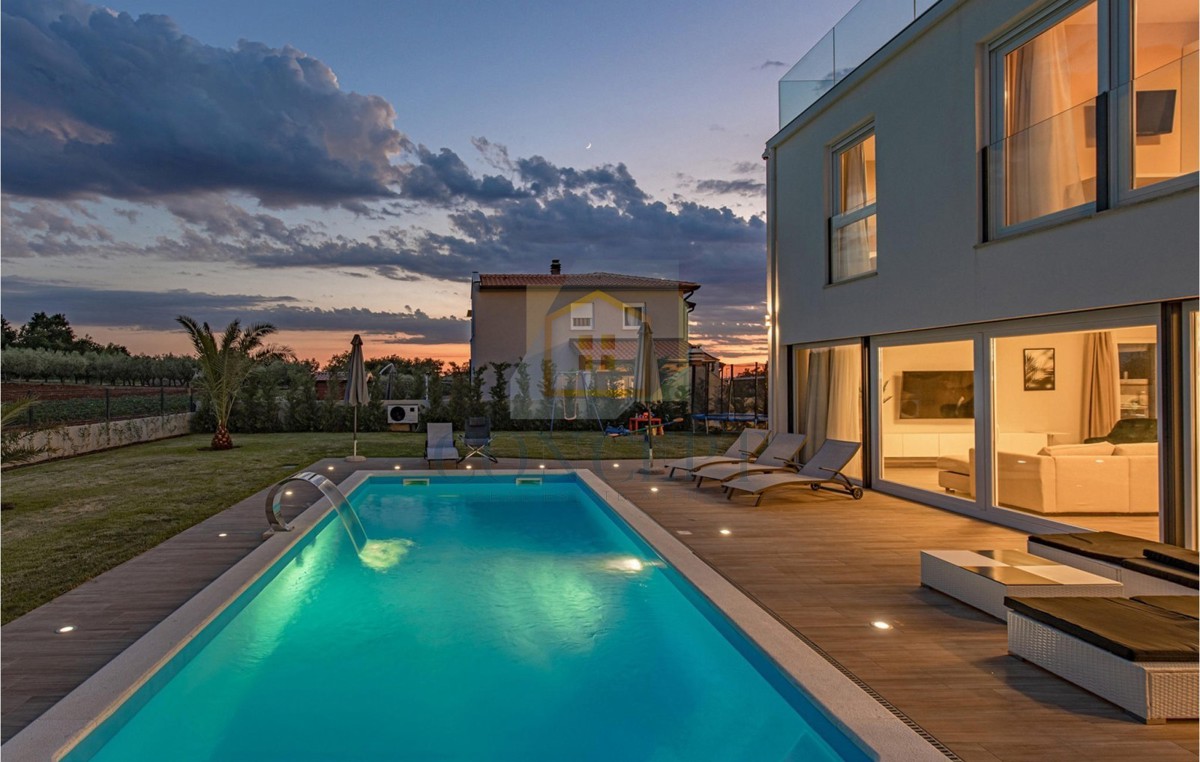 Poreč, okolica, Prekrasna hiša s bazenom na mirni lokaciji, 5 km od morja