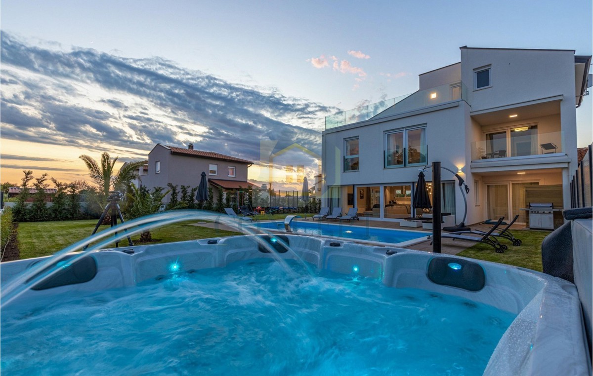 Poreč, okolica, Prekrasna hiša s bazenom na mirni lokaciji, 5 km od morja