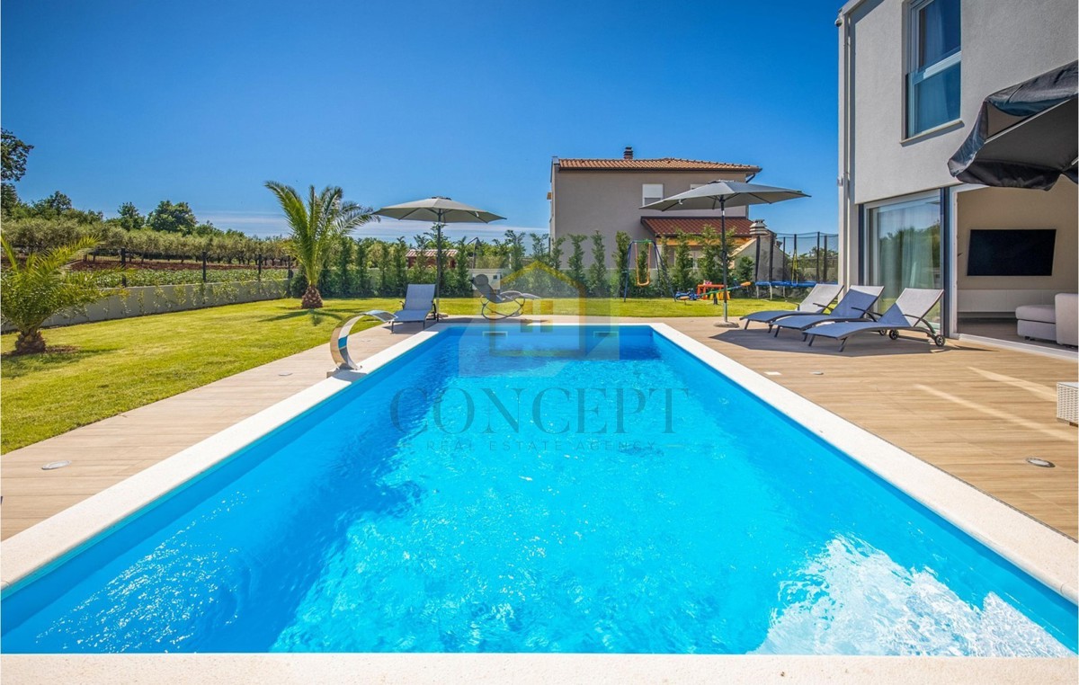 Poreč, okolica, Prekrasna hiša s bazenom na mirni lokaciji, 5 km od morja