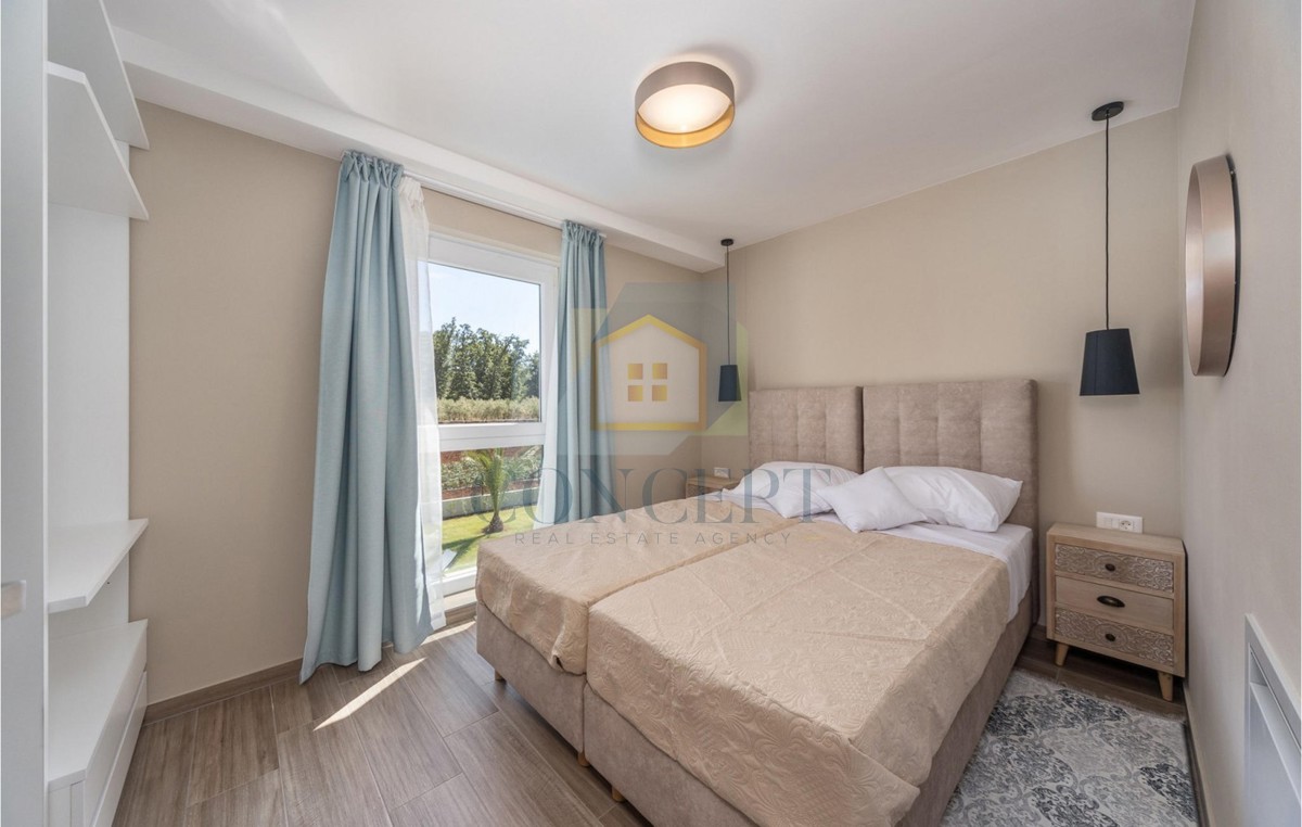 Poreč, okolica, Prekrasna hiša s bazenom na mirni lokaciji, 5 km od morja