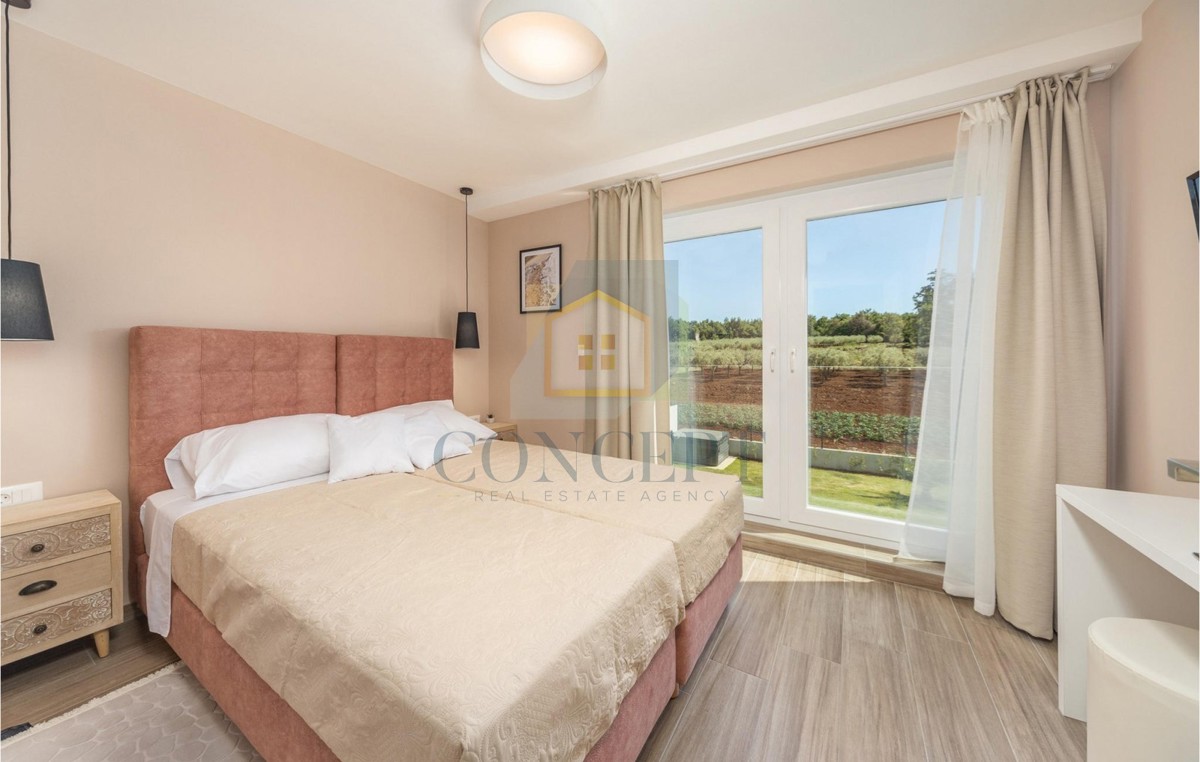 Poreč, okolica, Prekrasna hiša s bazenom na mirni lokaciji, 5 km od morja