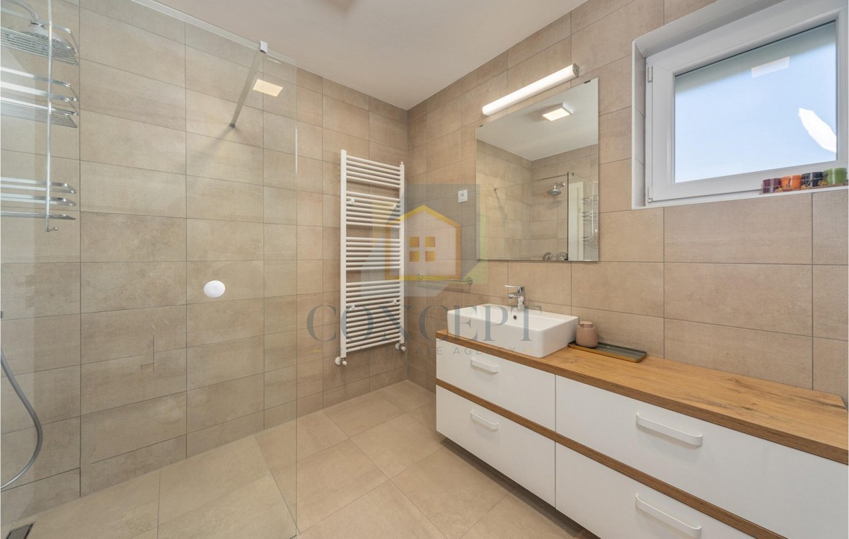 Poreč, okolica, Prekrasna hiša s bazenom na mirni lokaciji, 5 km od morja