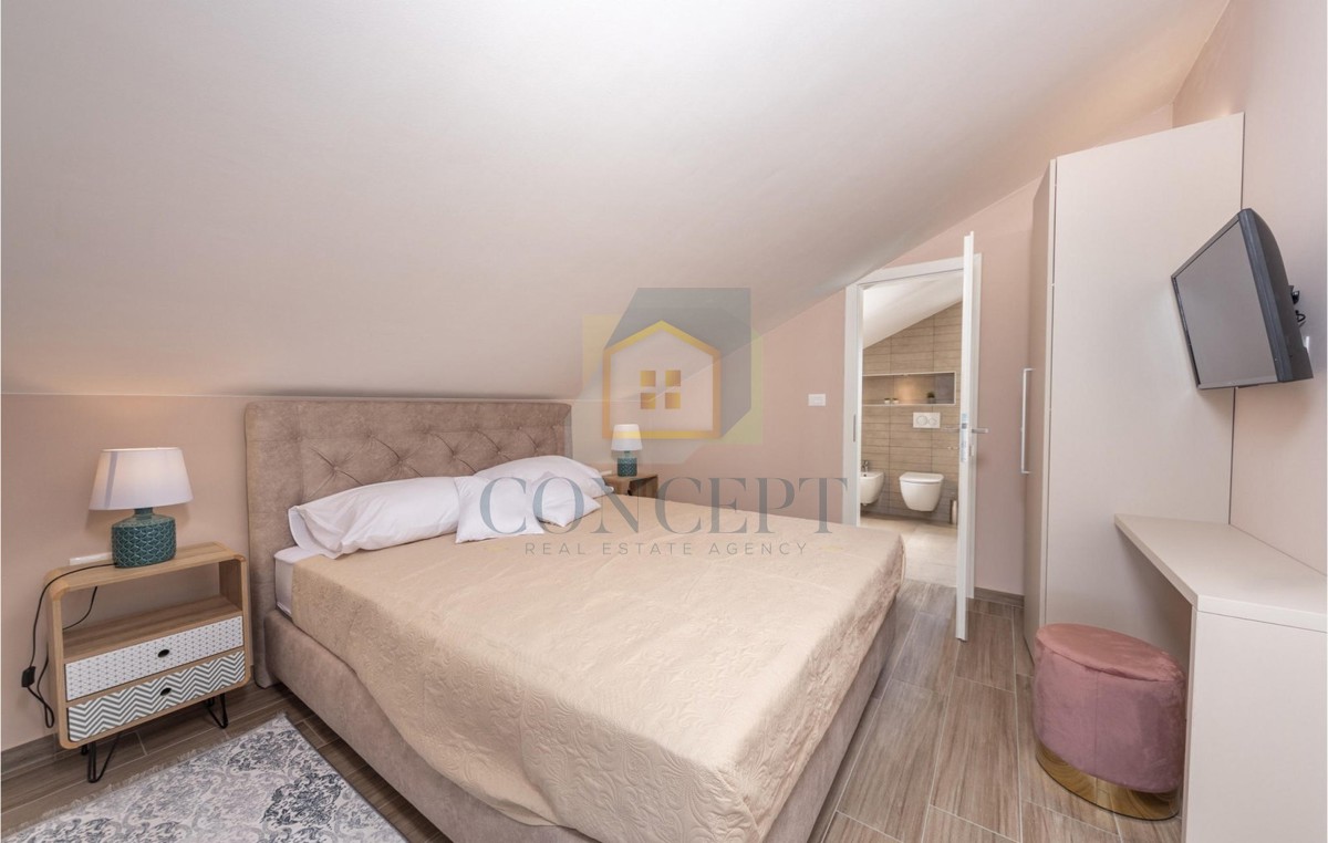 Poreč, okolica, Prekrasna hiša s bazenom na mirni lokaciji, 5 km od morja