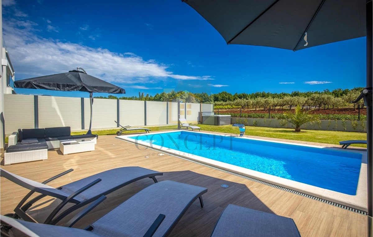 Poreč, okolica, Prekrasna hiša s bazenom na mirni lokaciji, 5 km od morja