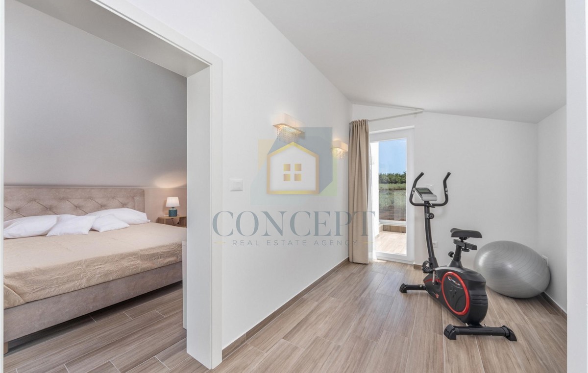 Poreč, okolica, Prekrasna hiša s bazenom na mirni lokaciji, 5 km od morja