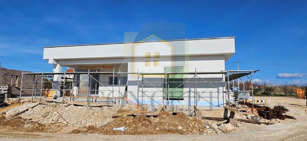 Poreč, okolica, Prizemna hiša s bazenom na mirni lokaciji, 5 km od morja