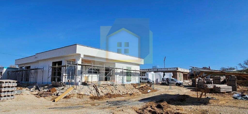 Poreč, okolica, Prizemna hiša s bazenom na mirni lokaciji, 5 km od morja