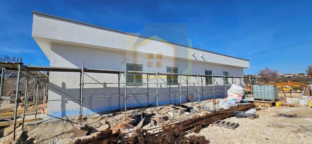 Poreč, okolica, Prizemna hiša s bazenom na mirni lokaciji, 5 km od morja