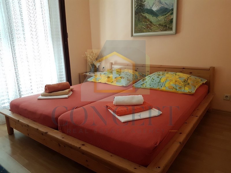 Poreč, širši center, Apartmanska hiša s 4 stanovanji in bazenom, 800 m od morja