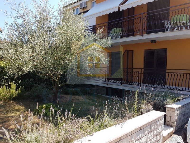 Poreč, širši center, Apartmanska hiša s 4 stanovanji in bazenom, 800 m od morja