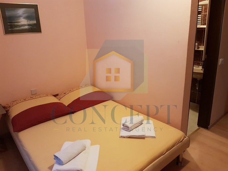 Poreč, širši center, Apartmanska hiša s 4 stanovanji in bazenom, 800 m od morja