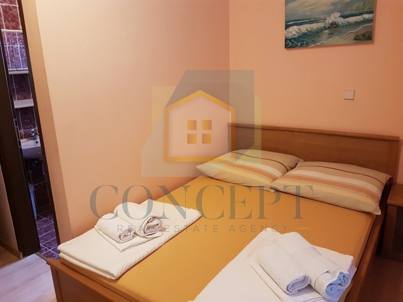 Poreč, širši center, Apartmanska hiša s 4 stanovanji in bazenom, 800 m od morja