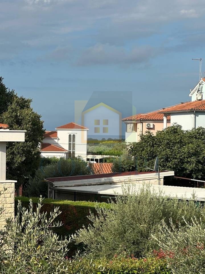 Poreč, Tar-Vabriga, Stan v 1. nadstropju razdeljen na 2 enoti, 1500 m od morja