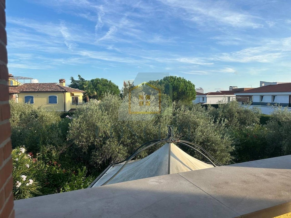Poreč, Tar-Vabriga, Stan v 1. nadstropju razdeljen na 2 enoti, 1500 m od morja