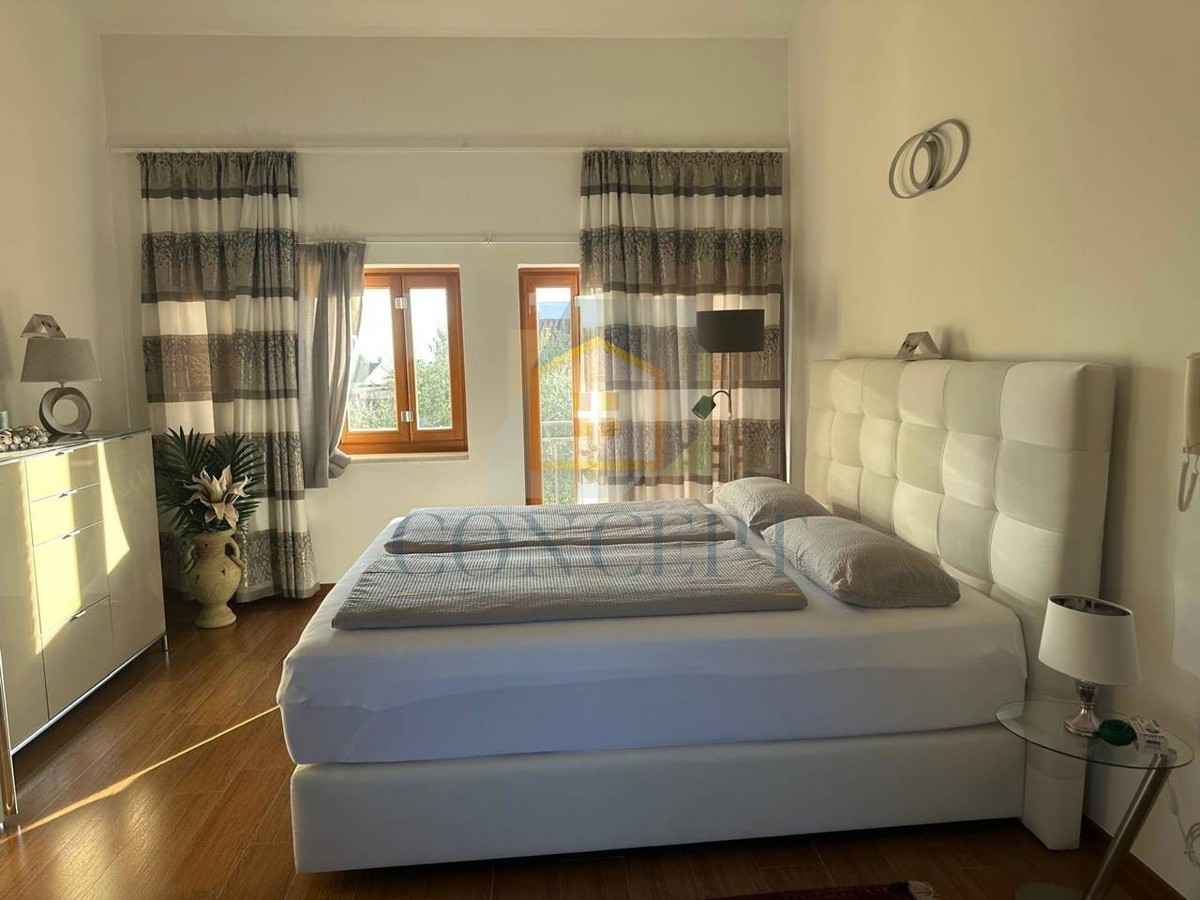 Poreč, Tar-Vabriga, Stan v 1. nadstropju razdeljen na 2 enoti, 1500 m od morja
