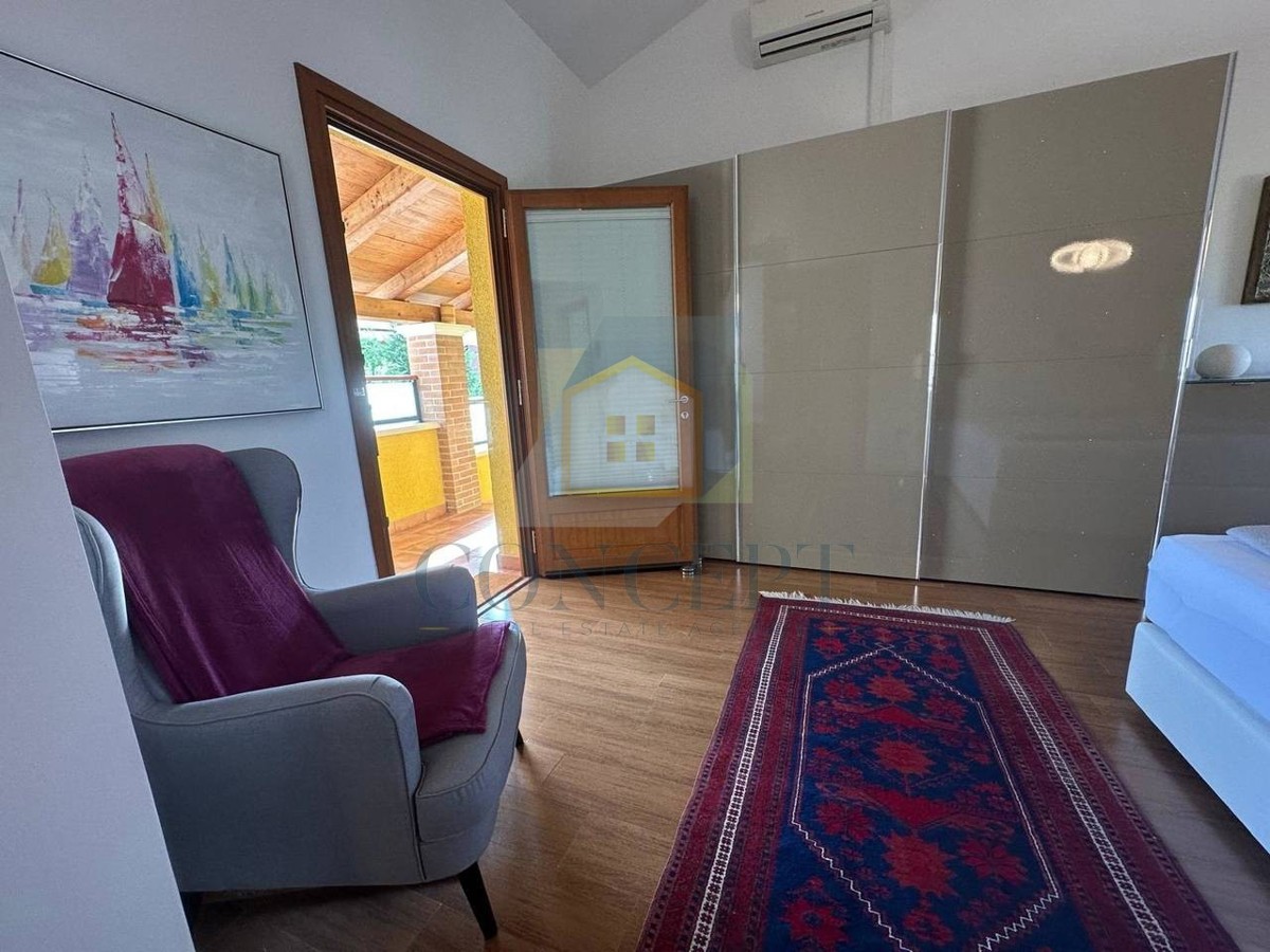 Poreč, Tar-Vabriga, Stan v 1. nadstropju razdeljen na 2 enoti, 1500 m od morja