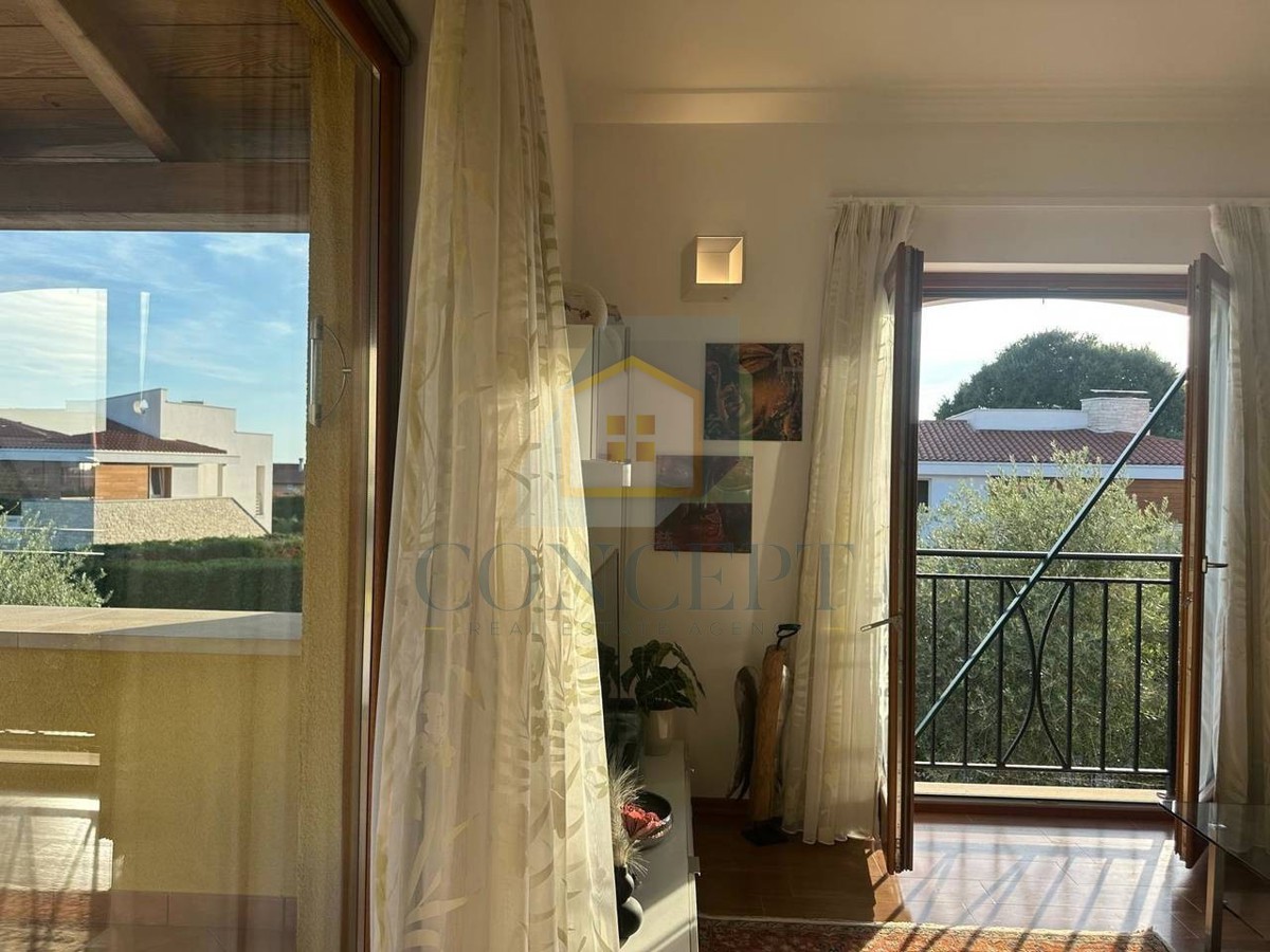 Poreč, Tar-Vabriga, Stan v 1. nadstropju razdeljen na 2 enoti, 1500 m od morja