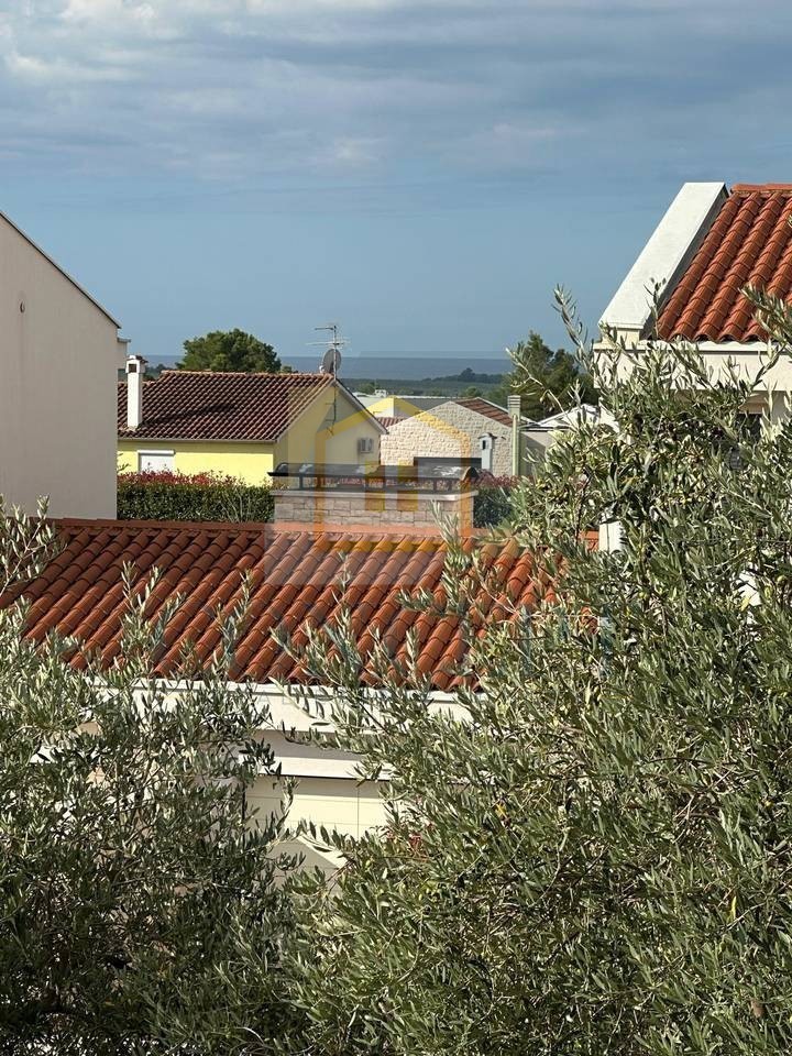 Poreč, Tar-Vabriga, Stan v 1. nadstropju razdeljen na 2 enoti, 1500 m od morja