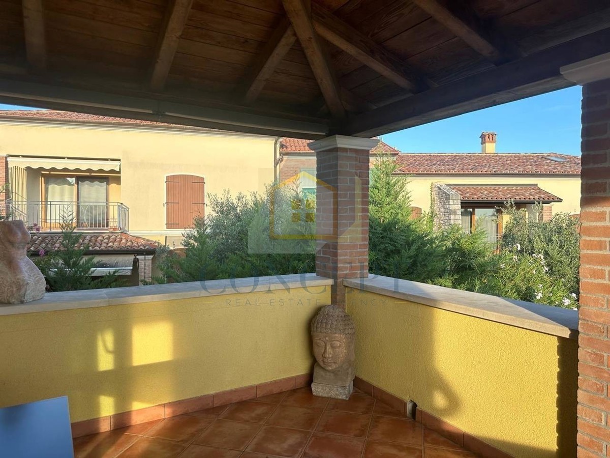 Poreč, Tar-Vabriga, Stan v 1. nadstropju razdeljen na 2 enoti, 1500 m od morja