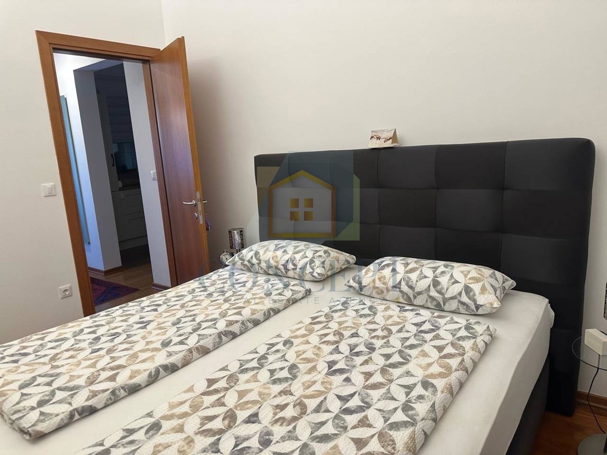 Poreč, Tar-Vabriga, Stan v 1. nadstropju razdeljen na 2 enoti, 1500 m od morja