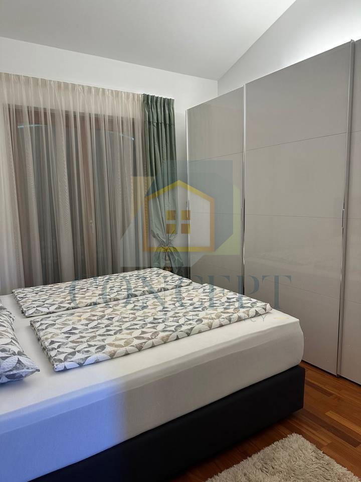 Poreč, Tar-Vabriga, Stan v 1. nadstropju razdeljen na 2 enoti, 1500 m od morja