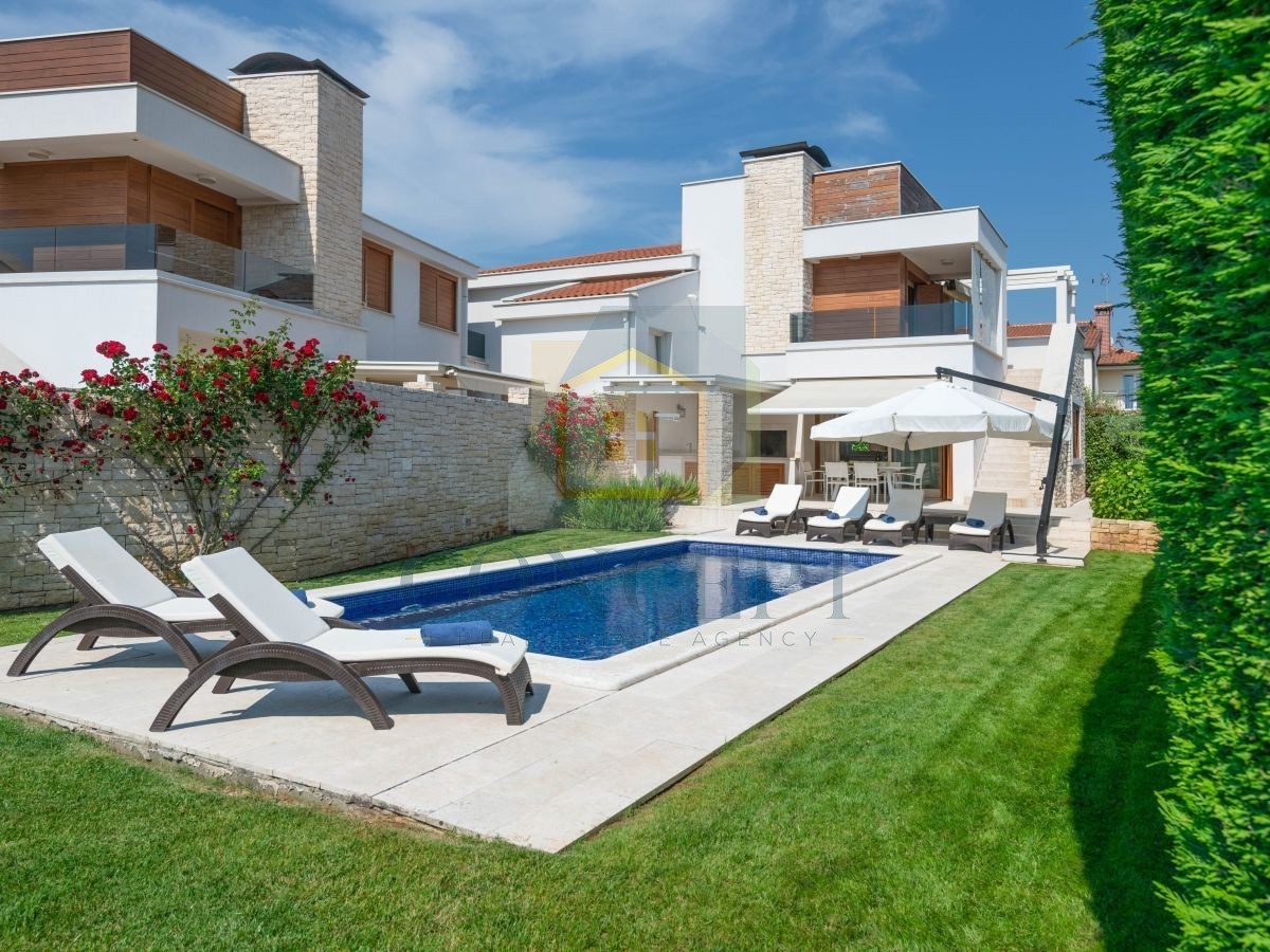 Poreč, Vabriga, Moderna luksuzna dvojna vila s bazenom, 1 km od morja